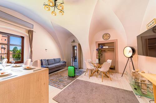 科塞格的住宿－Komló Apartman - Stefan，客厅配有沙发和桌子