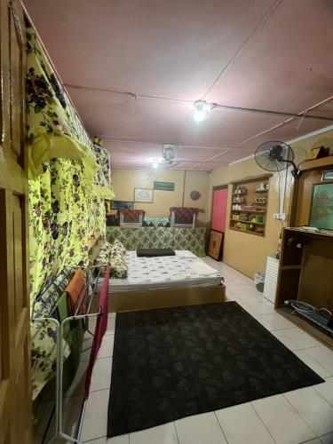 uma sala de estar com uma cama e um sofá em Lai Tada Homestay Sarikei em Sarikei