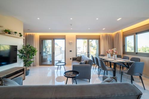 Naturalia Grey Luxury Villa - Private Pool - Sleeps 8