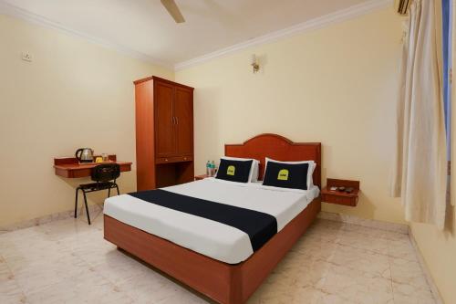 - une chambre avec un lit et un bureau dans l'établissement Super Collection O G Silver Polonest, à Bangalore