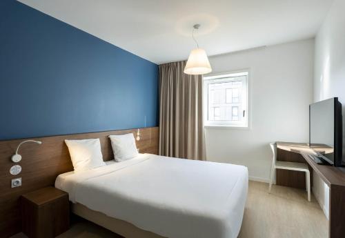 Ένα ή περισσότερα κρεβάτια σε δωμάτιο στο B&B HOTEL Saint-Nazaire Pornichet