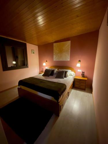 um quarto com uma cama grande e 2 candeeiros em Casa rural O CARBALLO DA PEDRA em La Cañiza