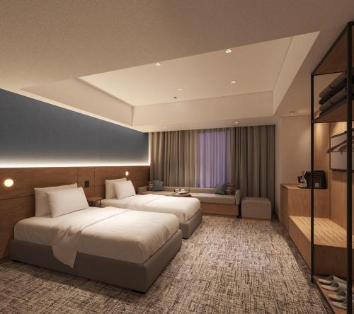 ein Hotelzimmer mit 2 Betten und einem Sofa in der Unterkunft Sotetsu Hotels The Splaisir Yokohama in Yokohama