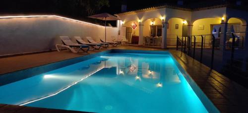 ein nachts beleuchteter Pool in der Unterkunft Villa Mas Nou in Castillo de Aro
