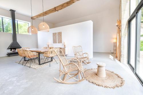 une salle à manger avec une table et des chaises dans l'établissement Domaine La Restrie - La Grande Salle des Médicis, à Pocé-sur-Cisse
