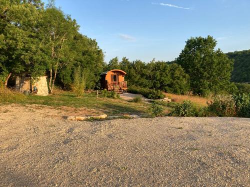 an old house sitting in the middle of a field at Gîte N°2 : YLMADI in Cahors