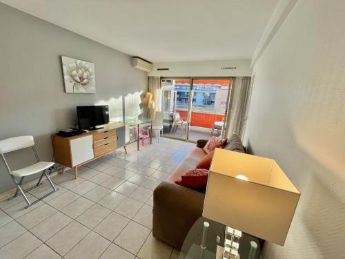 un salon avec un canapé et une télévision dans l'établissement Kent studio by Welcome to Cannes, à Cannes