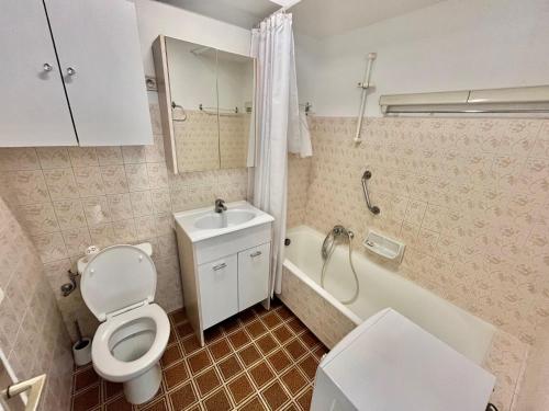 une salle de bain avec toilettes, lavabo et baignoire dans l'établissement Kent studio by Welcome to Cannes, à Cannes