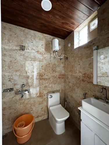 La salle de bains est pourvue de toilettes et d'un lavabo. dans l'établissement Luxury 3 bedroom 3 bathroom penthouse, à Hyderabad