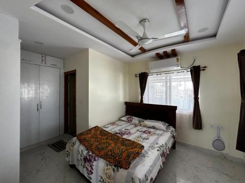 1 dormitorio con 1 cama y ventilador de techo en Luxury 3 bedroom 3 bathroom penthouse en Hyderabad
