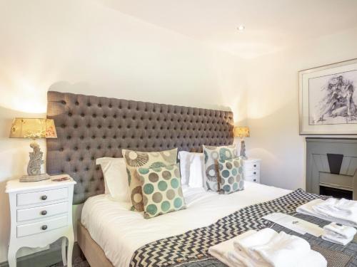 a bedroom with a bed with a large headboard at 2 Bed in Fettercairn 86758 in Fettercairn