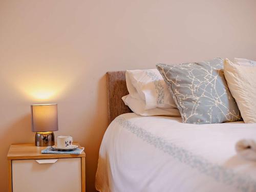 Ένα ή περισσότερα κρεβάτια σε δωμάτιο στο 2 Bed in Barnstaple 88125