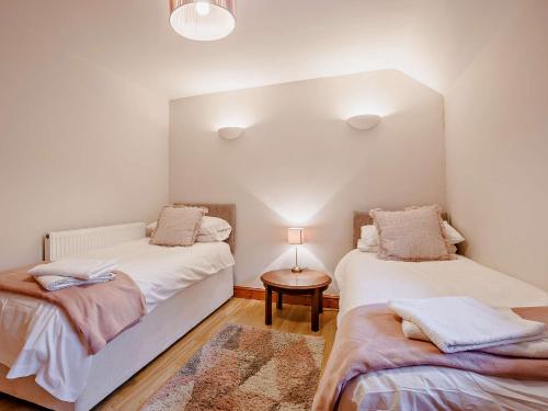 Ένα ή περισσότερα κρεβάτια σε δωμάτιο στο 2 Bed in Barnstaple 88125