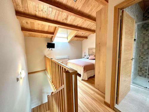 1 dormitorio con 1 cama y una escalera en una habitación en 29E01 Casa Courego - Vegadeo, en Vegadeo