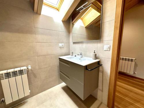 y baño con lavabo y espejo. en 29E01 Casa Courego - Vegadeo, en Vegadeo