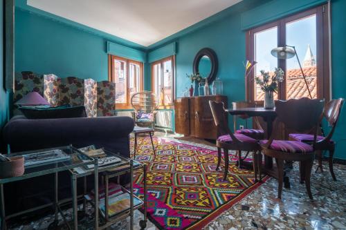 sala de estar con paredes azules, mesa y sillas en Saint Mark's view, en Venecia