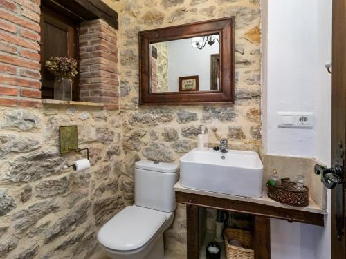 uma casa de banho com um WC branco e um lavatório. em Espectacular casona en un entorno incomparable 