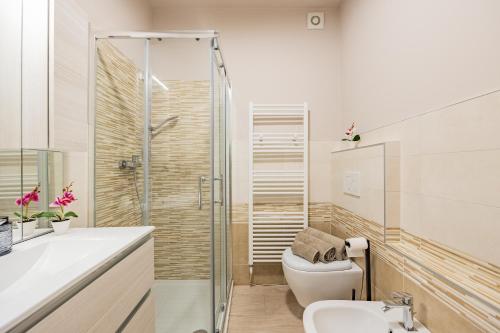W łazience znajduje się prysznic, toaleta i umywalka. w obiekcie Teeny House w mieście Fossano