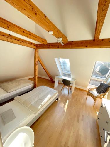 Cette chambre comprend un lit, une table et une chaise. dans l'établissement Apartmenthaus Thommen, à Nuremberg