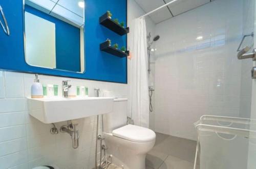 ein Badezimmer mit einem weißen WC und einem Waschbecken in der Unterkunft Studio Converted to 1BDR in The Nook Close to Metro in Dubai
