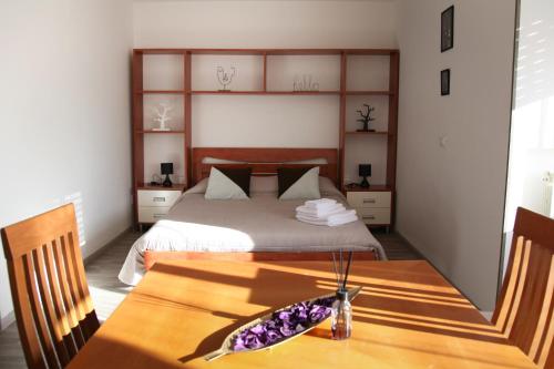 Ένα ή περισσότερα κρεβάτια σε δωμάτιο στο Tia House - Bright Studio with Private Parking!