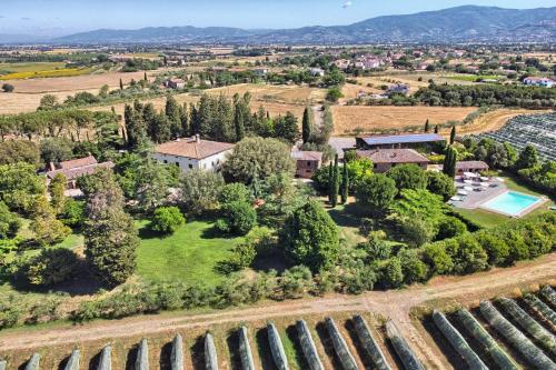 an aerial view of a estate with a vineyard at Agriturismo Villa La Morina in Cortona