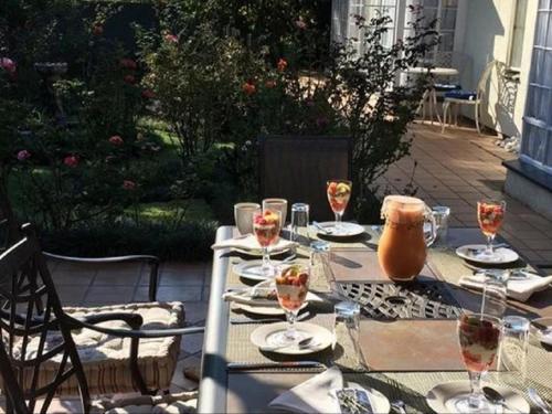 una mesa con copas de vino en el patio en 40 on Ilkey B&B, en Pretoria