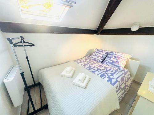 une chambre avec un lit avec deux serviettes dessus dans l'établissement Villa Reine - Nice, à Nice