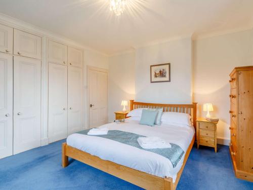 巴特密爾的住宿－4 Bed in Buttermere 85979，一间卧室配有一张带白色橱柜的大床