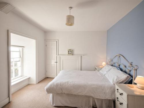 Habitación blanca con cama y ventana en 2 Bed in Aberdovey DY004, en Aberdyfi