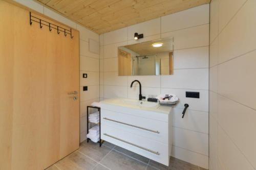 uma casa de banho com um lavatório e um espelho em Haus Margrith Alpenblick Appartements em Damüls