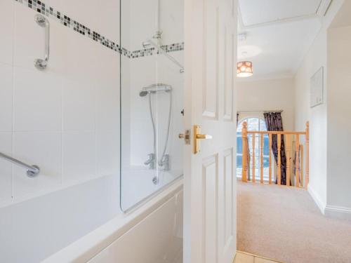 baño con ducha y puerta de cristal en 2 Bed in Wasdale SZ413 en Nether Wasdale