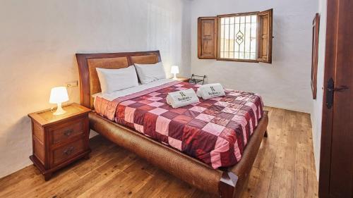 een slaapkamer met een bed met 2 kussens erop bij Casa García Camacho Conil de la Frontera by Ruralidays in Conil de la Frontera