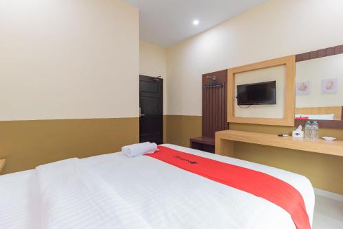 Кровать или кровати в номере RedDoorz Plus @ La Asiana Guest House