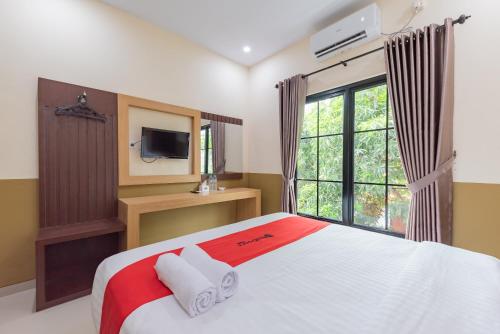 Кровать или кровати в номере RedDoorz Plus @ La Asiana Guest House