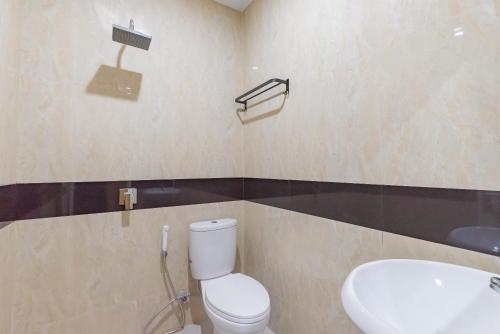 Ванная комната в RedDoorz Plus @ La Asiana Guest House
