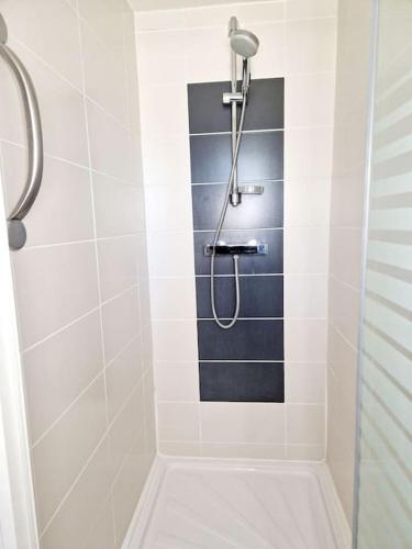 La salle de bains est pourvue d'une douche avec du carrelage noir et blanc. dans l'établissement Gîte d'Oustrac, vue imprenable sur Lac de Maury, à Saint-Amans-des-Cots