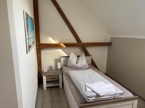 a small bedroom with a bed in a attic at Zimmervermietung Graupner in Rossau