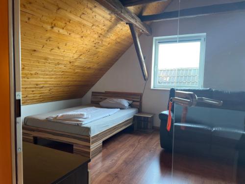 a small bedroom with a bed and a window at Zimmervermietung Graupner in Rossau