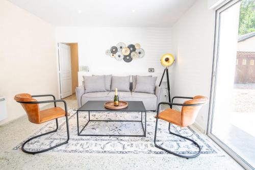 a living room with a couch and a table at Villa Da Vinci - Amboise in Amboise