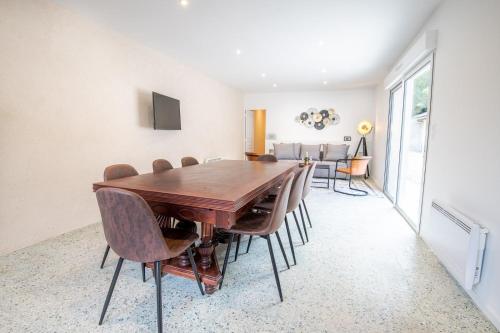 comedor con mesa de madera y sillas en Villa Da Vinci - Amboise, en Amboise