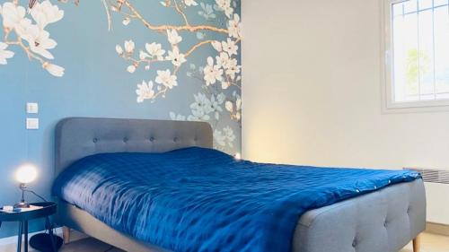 une chambre avec un lit avec une couette bleue dans l'établissement Appartement La Residence S Lumio, à Lumio
