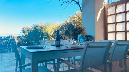 - une table en bois avec une bouteille de vin dans l'établissement Appartement La Residence S Lumio, à Lumio