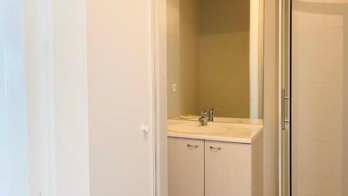 une salle de bain avec un lavabo et un miroir dans l'établissement Appartement La Residence S Lumio, à Lumio