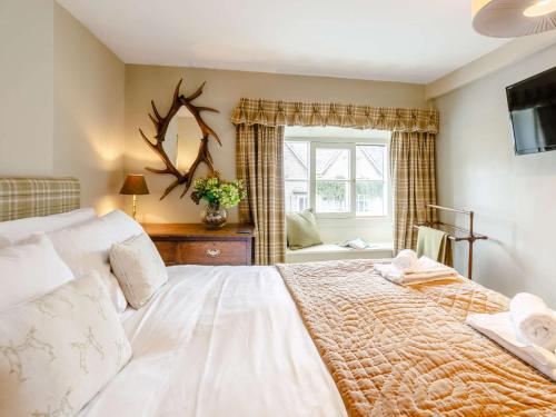 a bedroom with a large bed and a window at 3 Bed in Helmsley 82891 in Helmsley