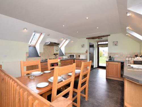 kuchnia i jadalnia ze stołem i krzesłami w obiekcie 2 Bed in Exmoor 83062 w mieście Challacombe