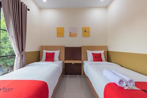 Кровать или кровати в номере RedDoorz Plus @ La Asiana Guest House