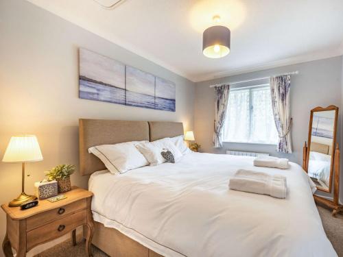 Un dormitorio con una gran cama blanca y una ventana en 2 Bed in Narberth 84026, en Narberth