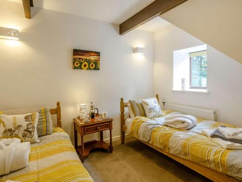 2 camas individuales en una habitación con mesa en 4 Bed in Cowling 84040 en Cowling