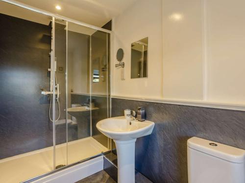 bagno con lavandino, doccia e servizi igienici di 4 Bed in Cowling 84040 a Cowling